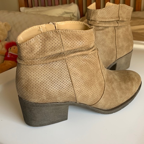 White Mountain Ankle Boots Size 7.5M worn once Camel - Picture 2 of 7